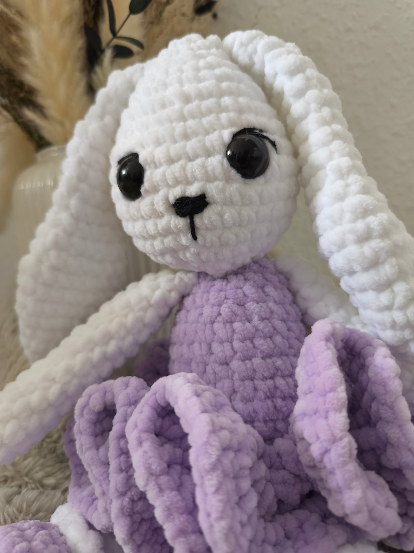 Hase im lila Kleid
