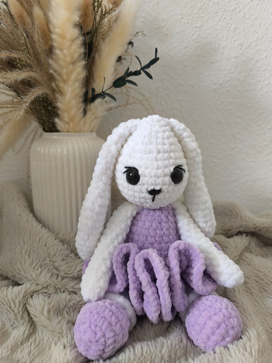 Hase im lila Kleid